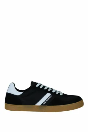 Zapatillas negras con suela marrón y logo